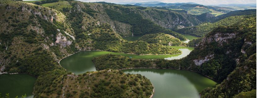 Le Danube bleu traversant la Serbie, pays des Balkans.