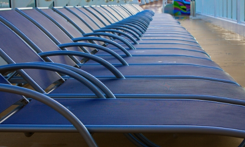 Rangée de chaises longues alignées sur le pont d'un bateau