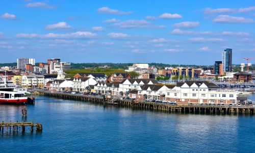 Vue sur Southampton avec port, habitations