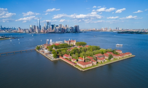 Vue aérienne sur Ellis Island avec New York en arrière-plan