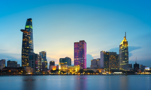 Vue sur la ville avec buildings au Vietnam depuis la mer