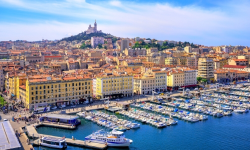 Vue sur le Port de Marseille avec Notre-Dame-de-la-Garde en fond