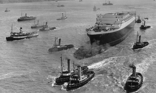 Le Mauretania, photo en noir et blanc, en construction