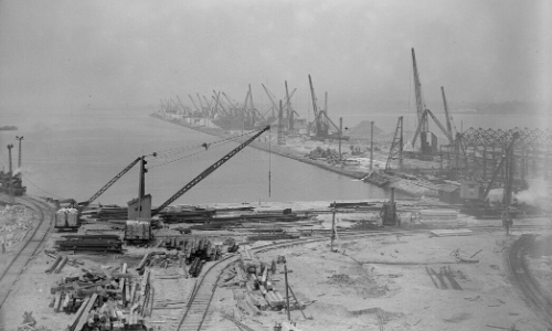 Ancienne photo du port de Southampton en 1930, en noir et blanc, avec grues, constructions