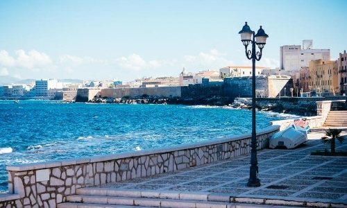 Bord de mer de Trapani avec fortifications en arrière-plan qui protègent la vieille ville