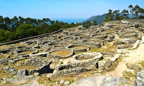 ruines de l’Oppidum d’Ensérune dans le Languedoc