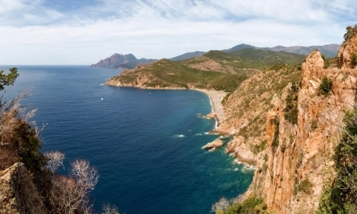 Vue aérienne sur les calanques de Piana en Corse avec rochers, verdure...