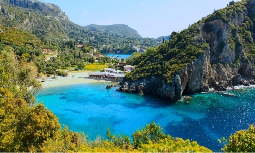 Petite crique naturelle entre sable blanc, mer turquoise et nature