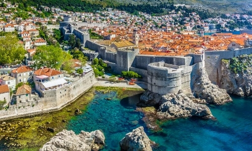 Vue aérienne sur la ville protégée par des remparts