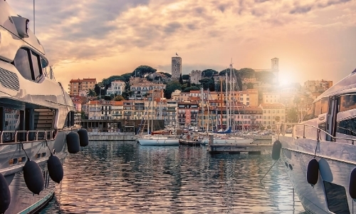 Vue depuis le Vieux Port de Cannes sur le quartier historique (Suquet)