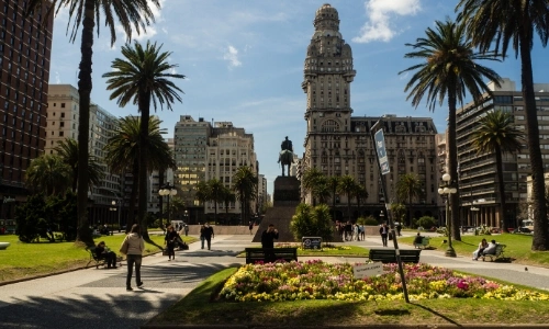 Vue sur la Place de l'Indépendance à Montevideo en Uruguay avec bâtiments et jardins