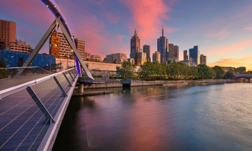 Vue depuis un pont sur la ville de Melbourne aux couleurs rosées du lever de soleil