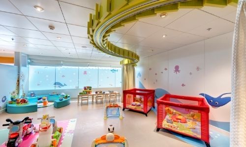 nurserie dans un bateau de croisière avec de nombreux jeux pour les tous petits