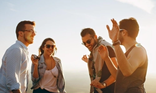Groupe d'amis en train de s'amuser et rire