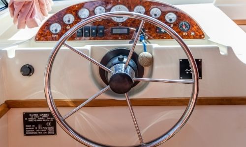 Un volant sur un bateau sans permis 