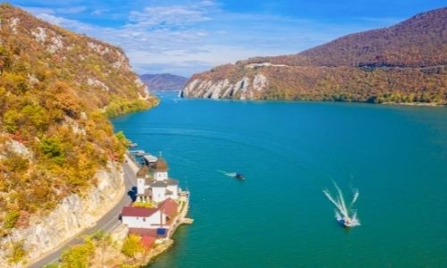 Paysage vu de haut du Danube entouré de montagnes