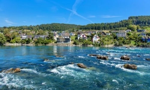 Villages avec quelques maisons au bord du fleuve du Rhin