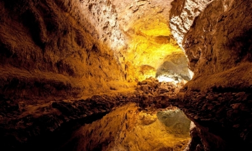 Intérieur de la grotte avec petit plan d'eau au sol