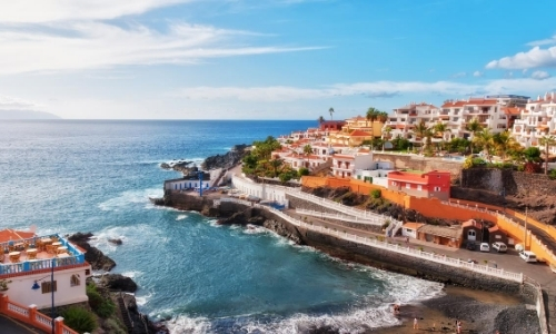 Vue aérienne sur les côtes de sable noir à Tenerife avec habitations