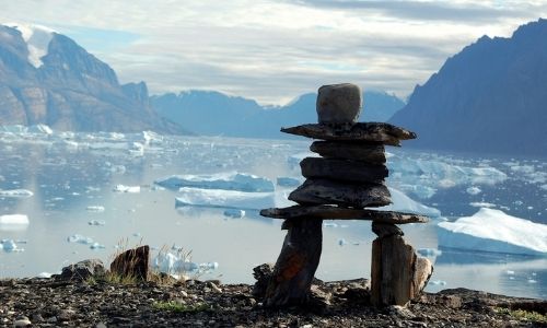 paysage d'antarctique avec les montagnes enneigées au loin et des blocs de glace sur l'eau