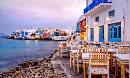 Tables et chaises en bord de mer, cadre charmant