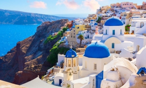 Île de Santorin en Grèce avec maisons blanches aux toits bleus, habitations, rochers, vue me