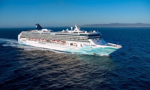 bateau de la marque Norwegian Cruise Line sur la mer