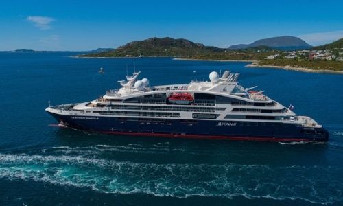 bateau de la compagnie Ponant sur l’eau 