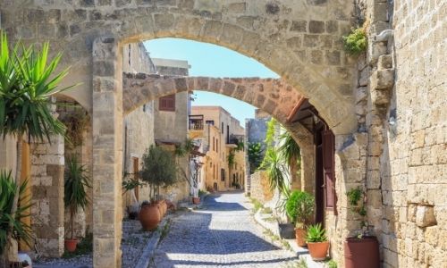 Magnifique rue de la ville de Rhodes