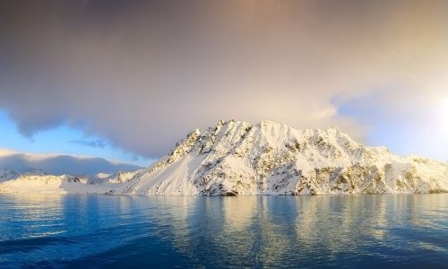 Grand paysage enneigés et mer dans la région Antarctique