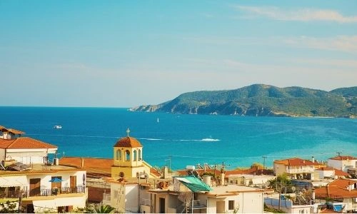 Paysage méditerranéen avec des habitations au premier plan et la Grande Bleu au fond