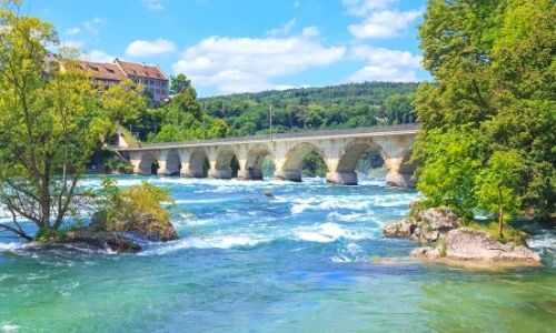 Paysage nature avec le fleuve du Rhin et un pont en arrière plan
