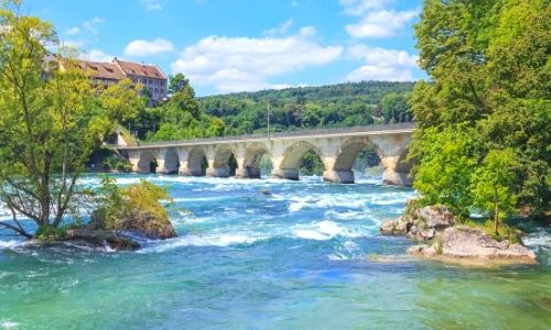 Paysage nature avec le fleuve du Rhin et un pont en arrière plan