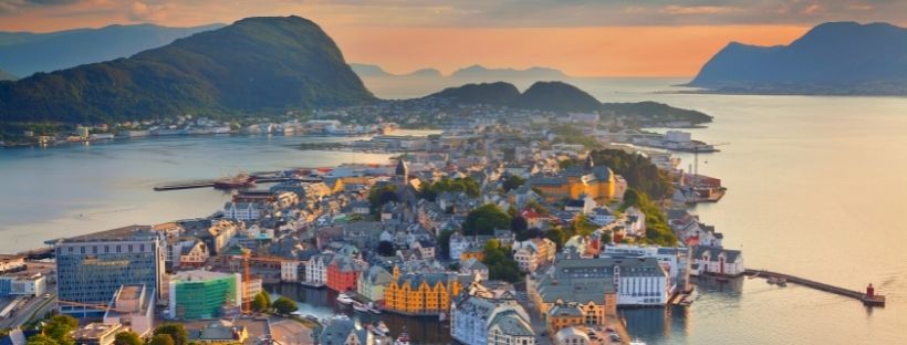 Escale de croisière dans les fjords de Norvège à Alesund 