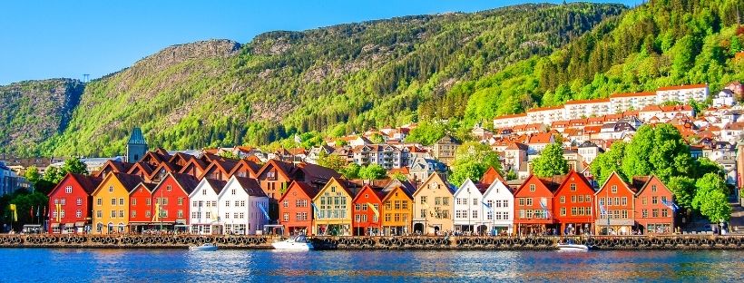 Escale de croisière dans les fjords de Norvège à Bergen avec ses maisons en bois colorées