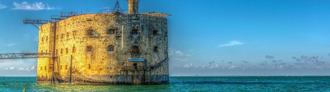 Le Fort Boyard en pleine mer à visiter lors d'un séjour en aquitaine