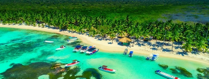 île tropicale et sa plage en république dominicaine 
