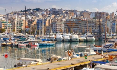 Port de Pirée avec les nombreux bateaux 