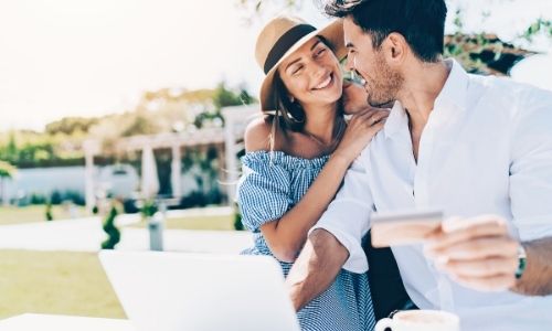 couple qui sont prêt à acheter leur voyage par carte sur ordinateur