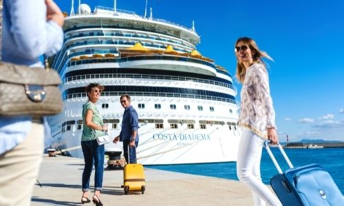 Passagers d'un bateau qui sont sur le point d'embarquer sur le Costa Diadema