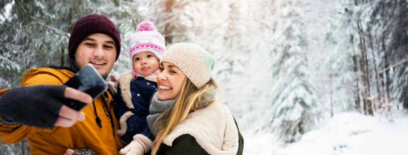 fille en hiver lors d'une croisi&egrave;re dans les fjords de Norv&egrave;ge
