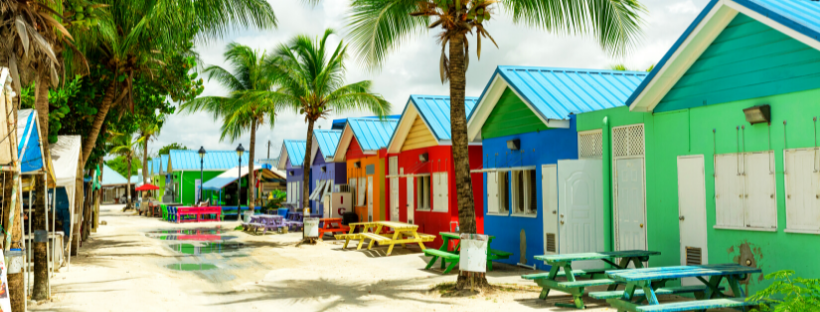 Maisons colorées sur l'île tropicale de la Barbade à visiter en croisière transatlantique