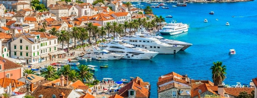 Port de Hvar en Croatie en mer méditerranée