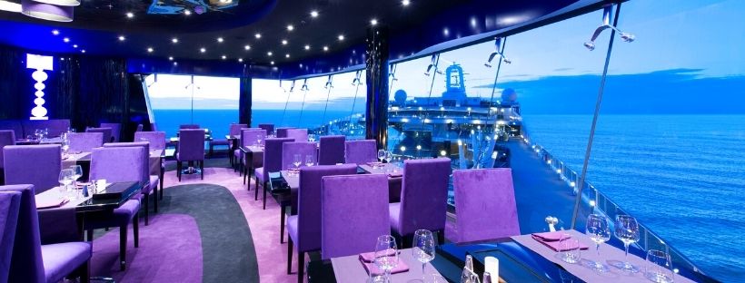 Le restaurant bar le Galaxy Lounge avec son décor violet sur le bateau de croisière MSC Preziosa