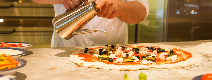 Un pizzaiolo et sa pizza à bord du bateau MSC croisière