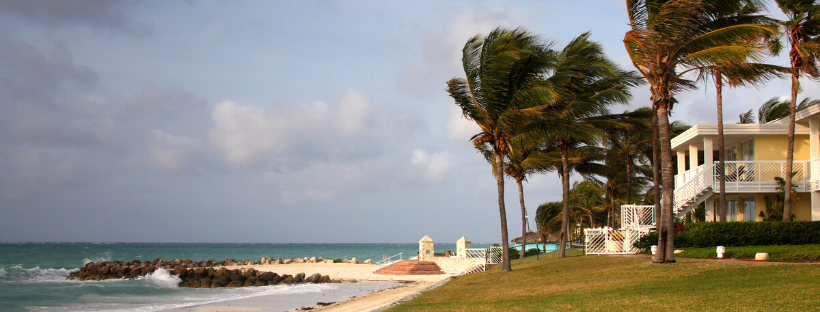 Tempête et ouragan sur la plage au bahamas dans les caraïbes 