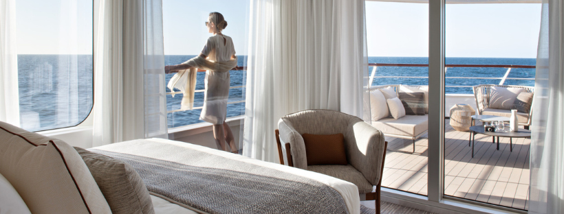 Une femme sur le balcon de sa cabine