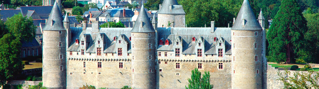 josselin-chateau-fleuve-maison-arbre-vert-eau-ponton-bateau-croisiere