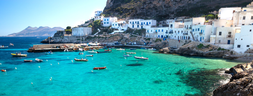 île de Trapani en Sicile avec mer bleue turquoise