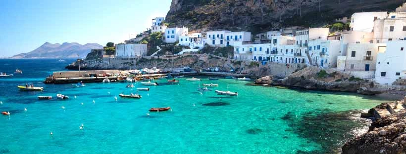 &icirc;le de Trapani en Sicile avec mer bleue turquoise